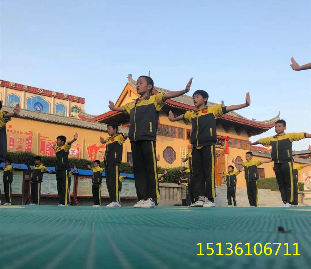 嵩山少林寺武术学校踢腿训练
